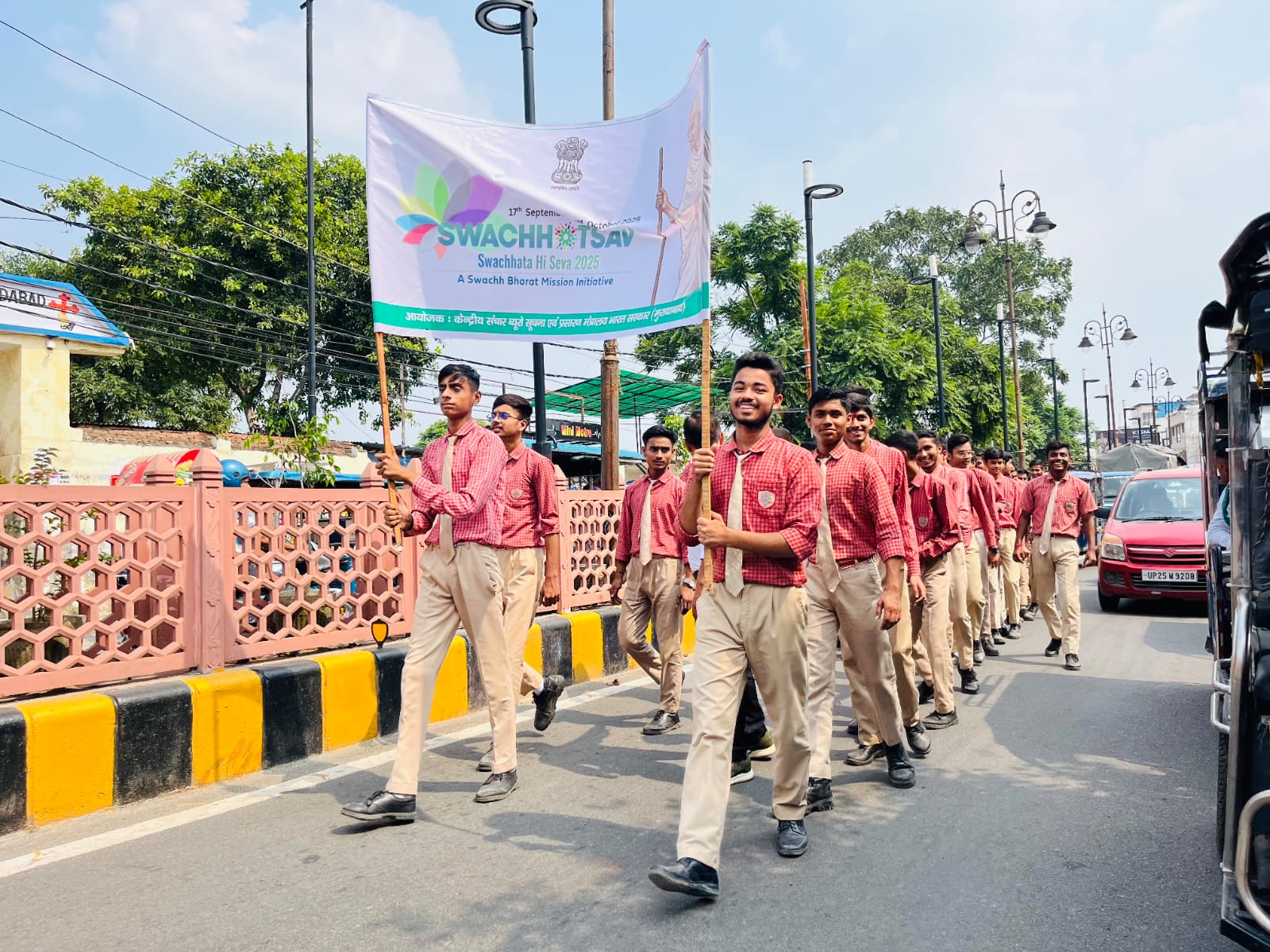 स्वच्छता ही सेवा कार्यक्रम के अंतर्गत नगर निगम कार्यालय मुरादाबाद से जन जागरूकता रैली में शामिल छात्र।