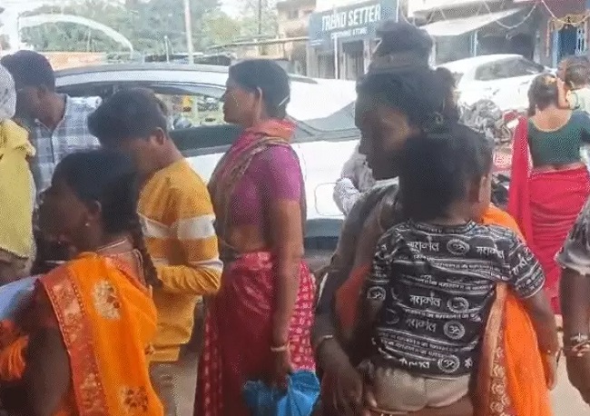 अस्पताल में बच्चों को लेकर पहुंचे परिजन की तस्वीर