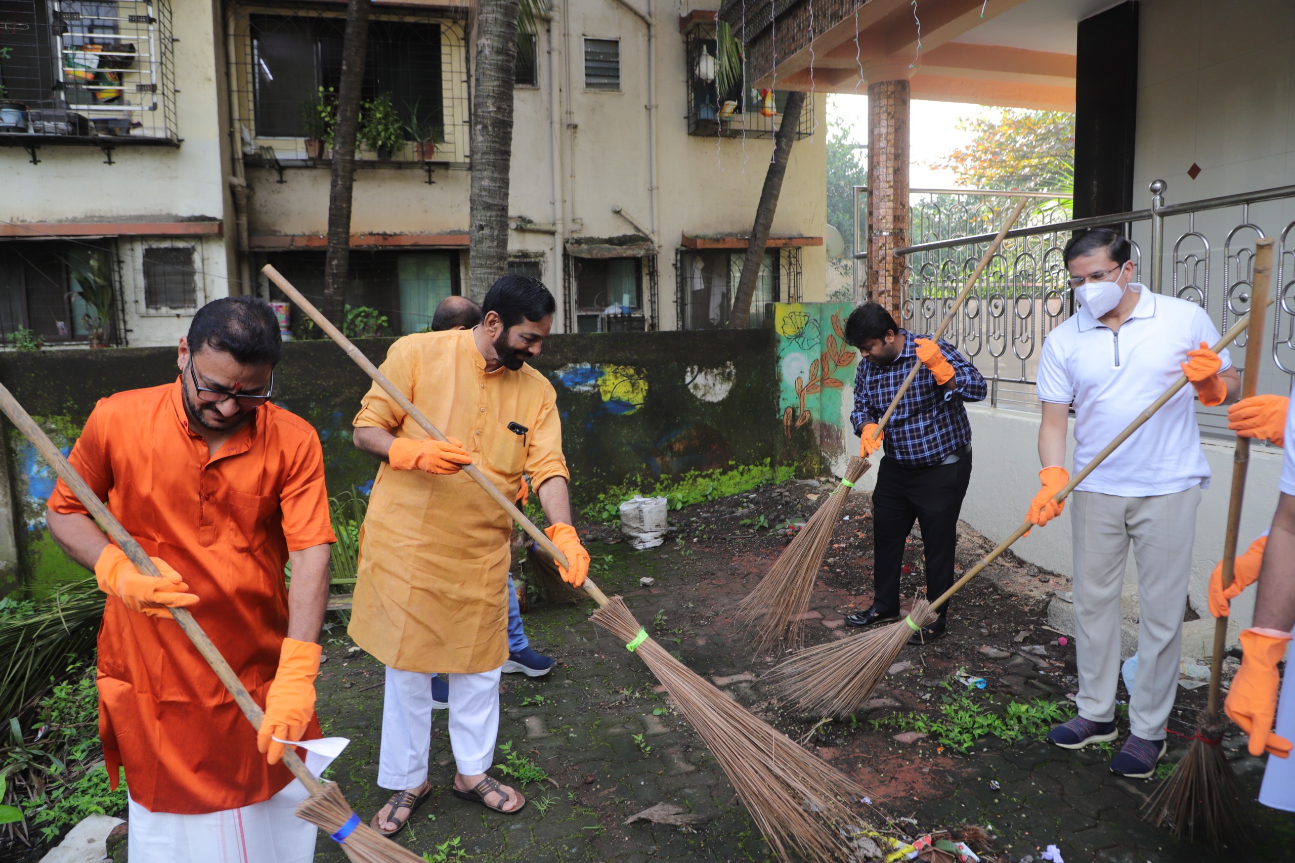 Mp-mla commissioner took part cleanliness