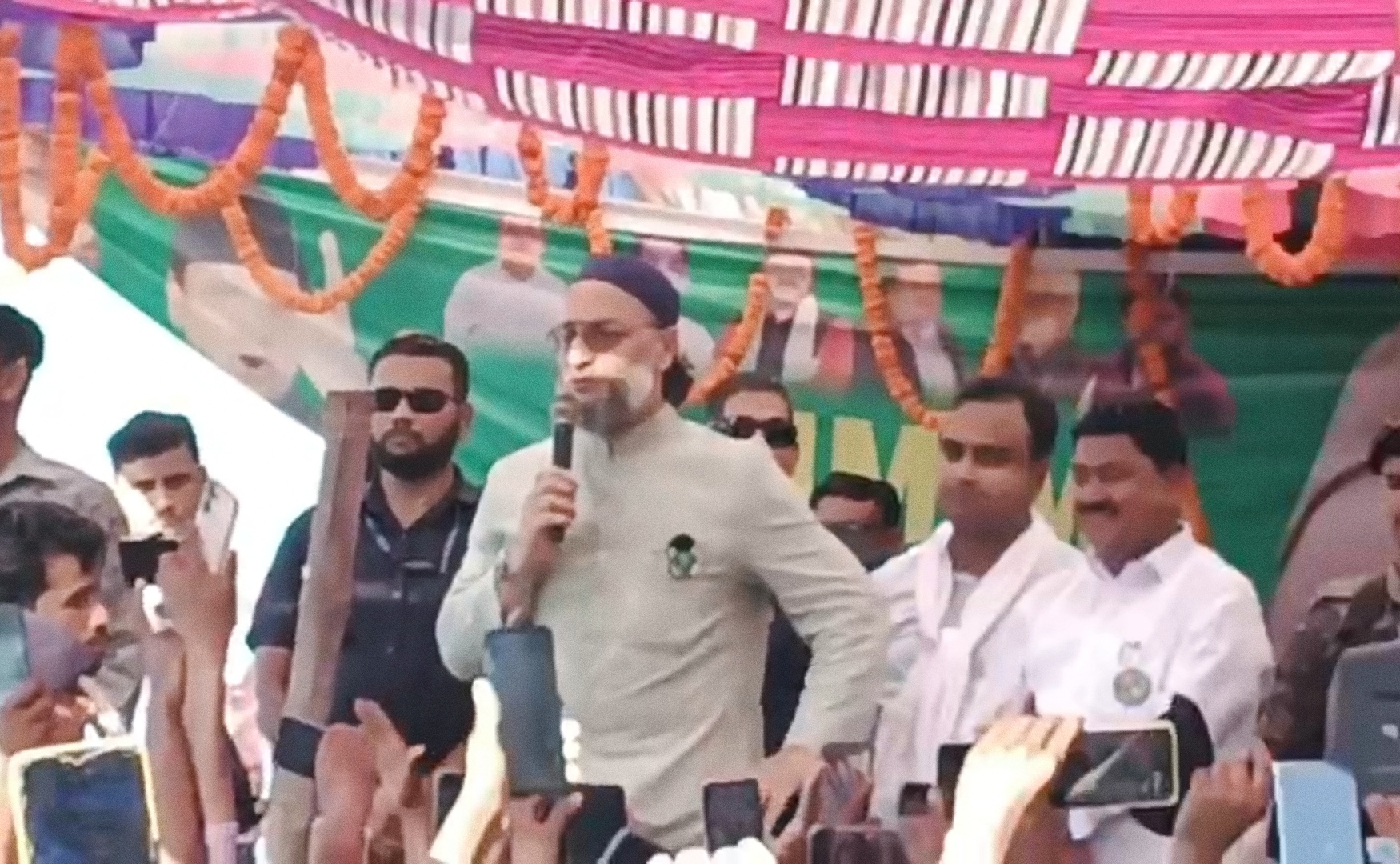अररिया फोटो:ओवेशी सभा को संबोधित करते