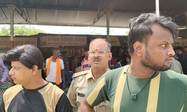प्रसाद की दुकान चला रहा मुस्लिम