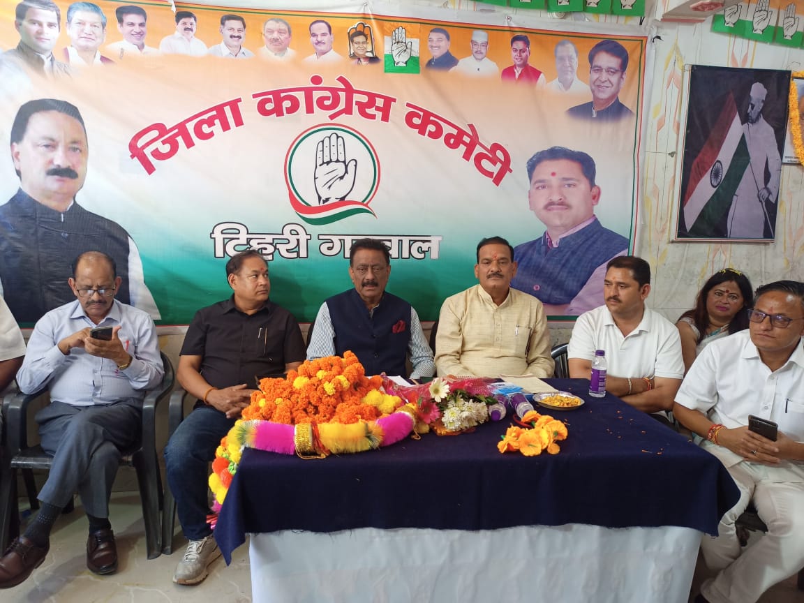 फोटो-26 एनटीएच 24-टिहरी में गुरुवार को जिला कांग्रेस कार्यालय में पत्रकार वार्ता करते हुए कांग्रेस के आब्जर्वर कुलदीप राठौड़
