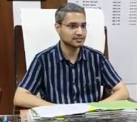 पत्रकारवार्ता करते जिलाधिकारी रविन्द्र सिंह