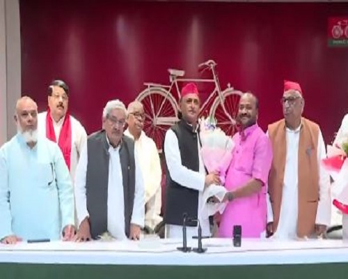 सपा अध्यक्ष एवं पूर्व मुख्यमंत्री अखिलेश यादव बसपा से आए नेतागणाें का स्वागत करते हुए।