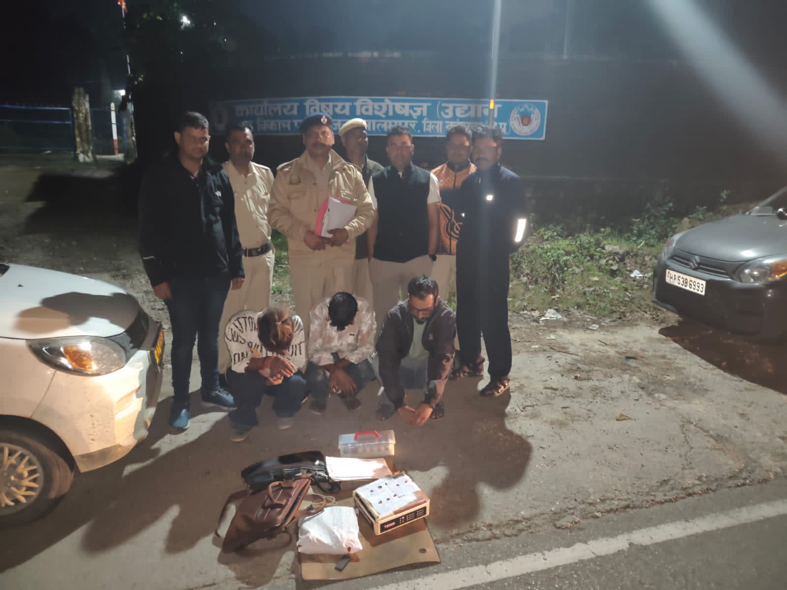 चरस की खेप के साथ पकड़े गए आरोपी।