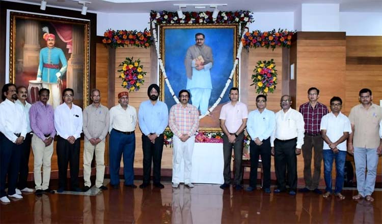 पंडित दीन दयाल उपाध्याय के तैल चित्र पर श्रद्धा सुमन अर्प‍ित करते हुए