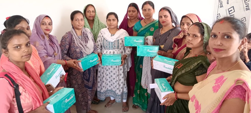 भदोही की नीलम गुप्ता सैनिटरी पैड उद्यम से जुड़ी महिलाएं