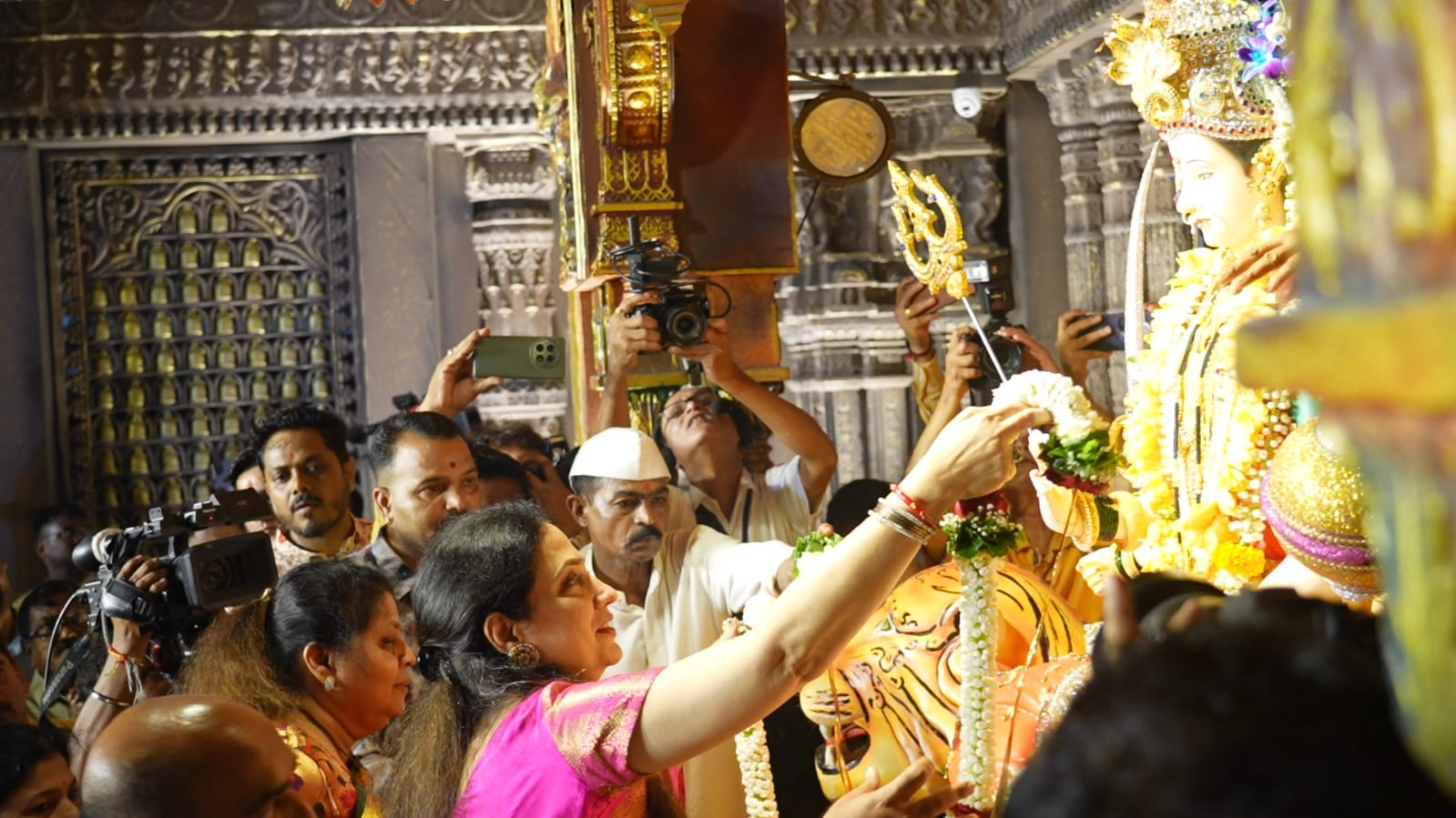 Rashmi thakare visited goddess in Thane