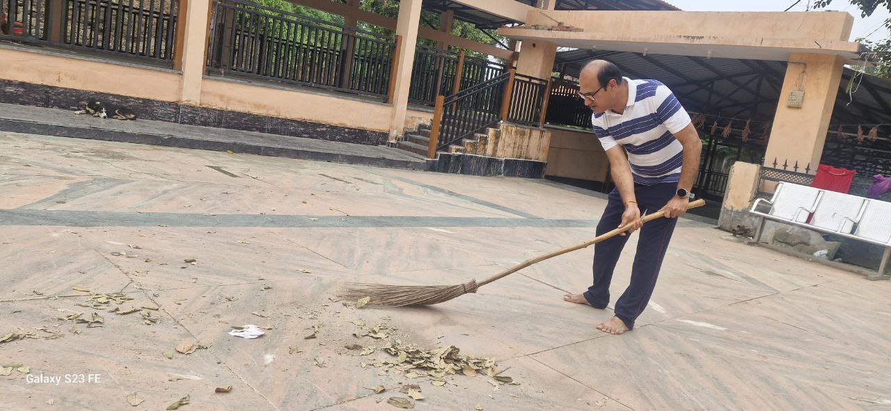 दमोह-विधायक,कलेक्टर अधिकारियों ने थामीं झाडू दमोह नगर में सफाई अभियान