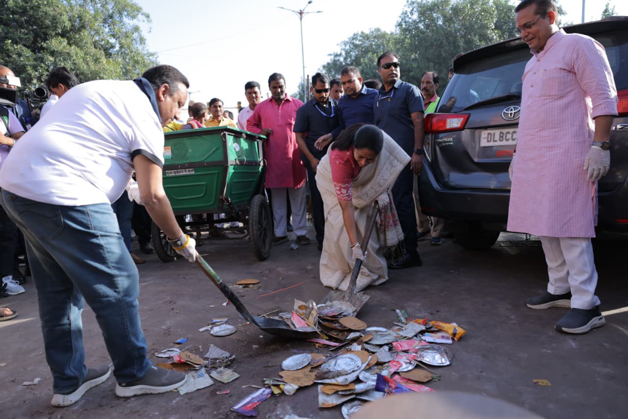 चांदनी चौक में दिगंबर जैन लाल मंदिर से गुरुद्वारा शीशगंज साहिब तक सफाई अभियान में हिस्सा लेती दिल्ली की मुख्यमंत्री रेखा गुप्ता और  सांसद प्रवीण खंडेलवाल