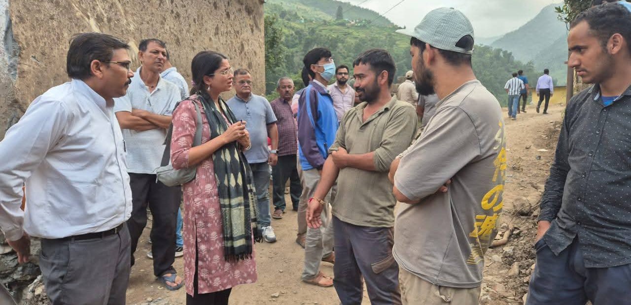 आपदा प्रभावित क्षेत्रों में प्रभावितों से जानकारी जुटाते हुए पीडीएनए टीम के सदस्य।
