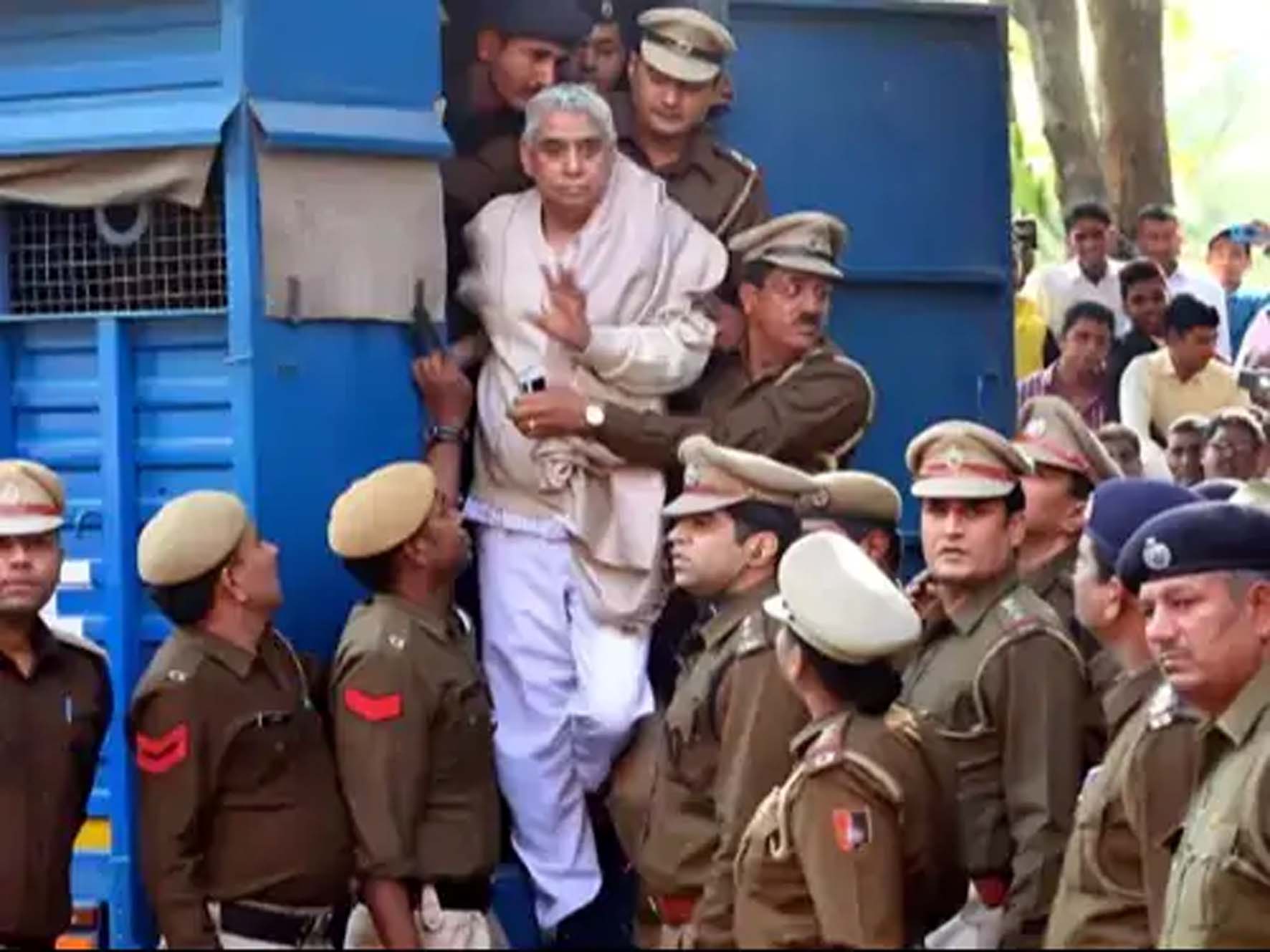 रामपाल को पकड़कर ले जाती पुलिस (फाइल फोटो)।