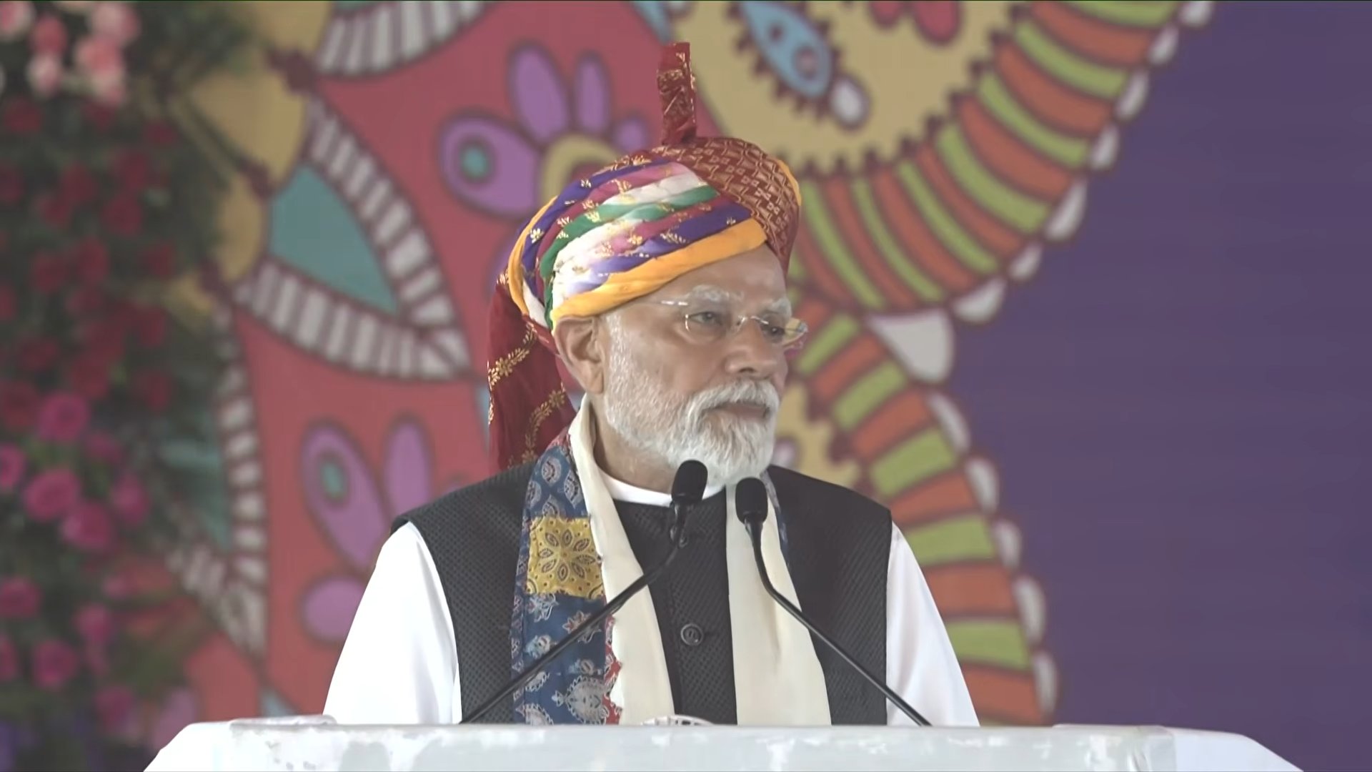 प्रधानमंत्री मोदी कार्यक्रम को संबोधित करते हुए