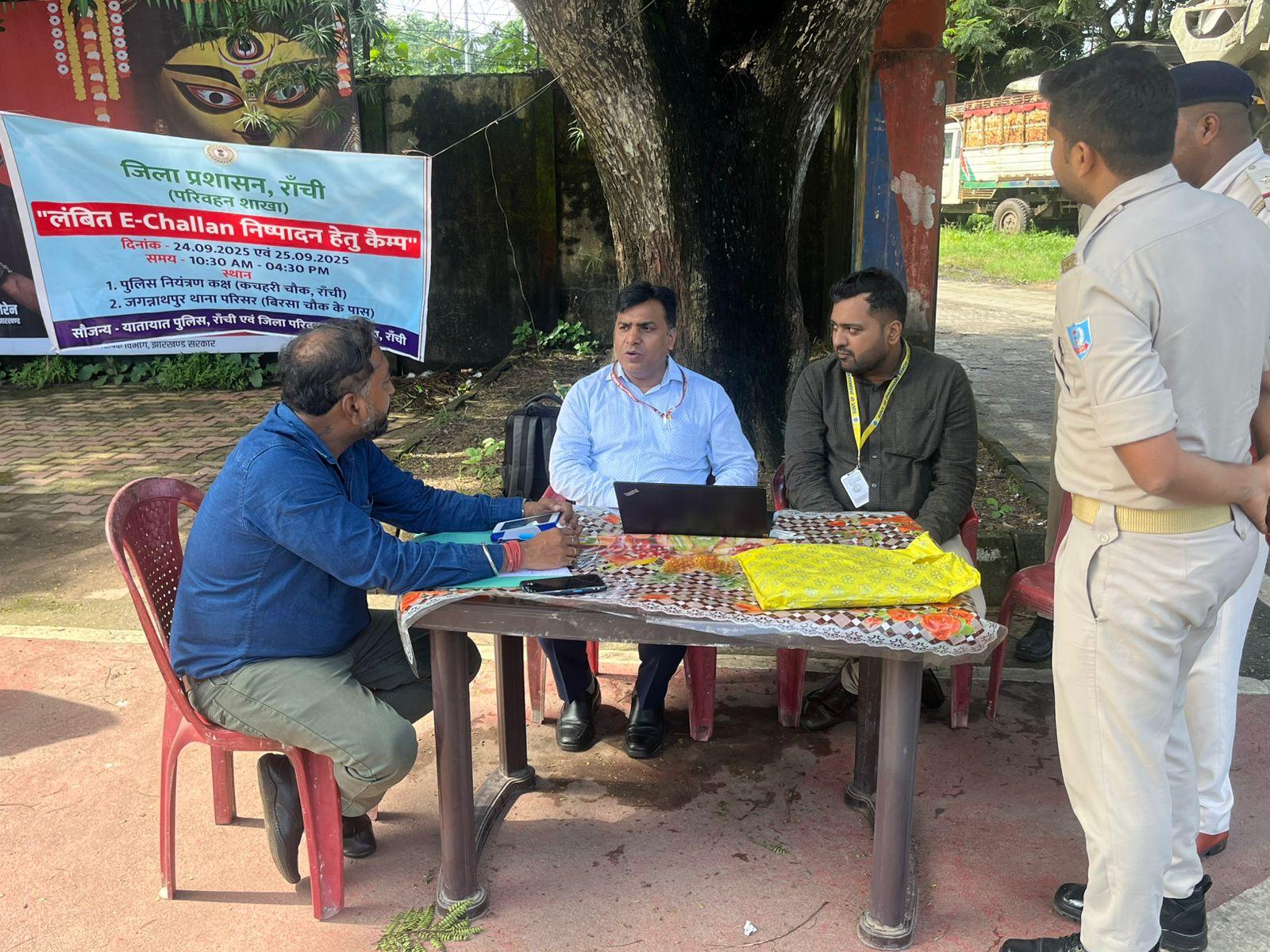 कैंप में परिवहन व पुलिस विभाग के कर्मी पदाधिकारीगण कैंप में परिवहन व पुलिस विभाग के कर्मी पदाधिकारीगण