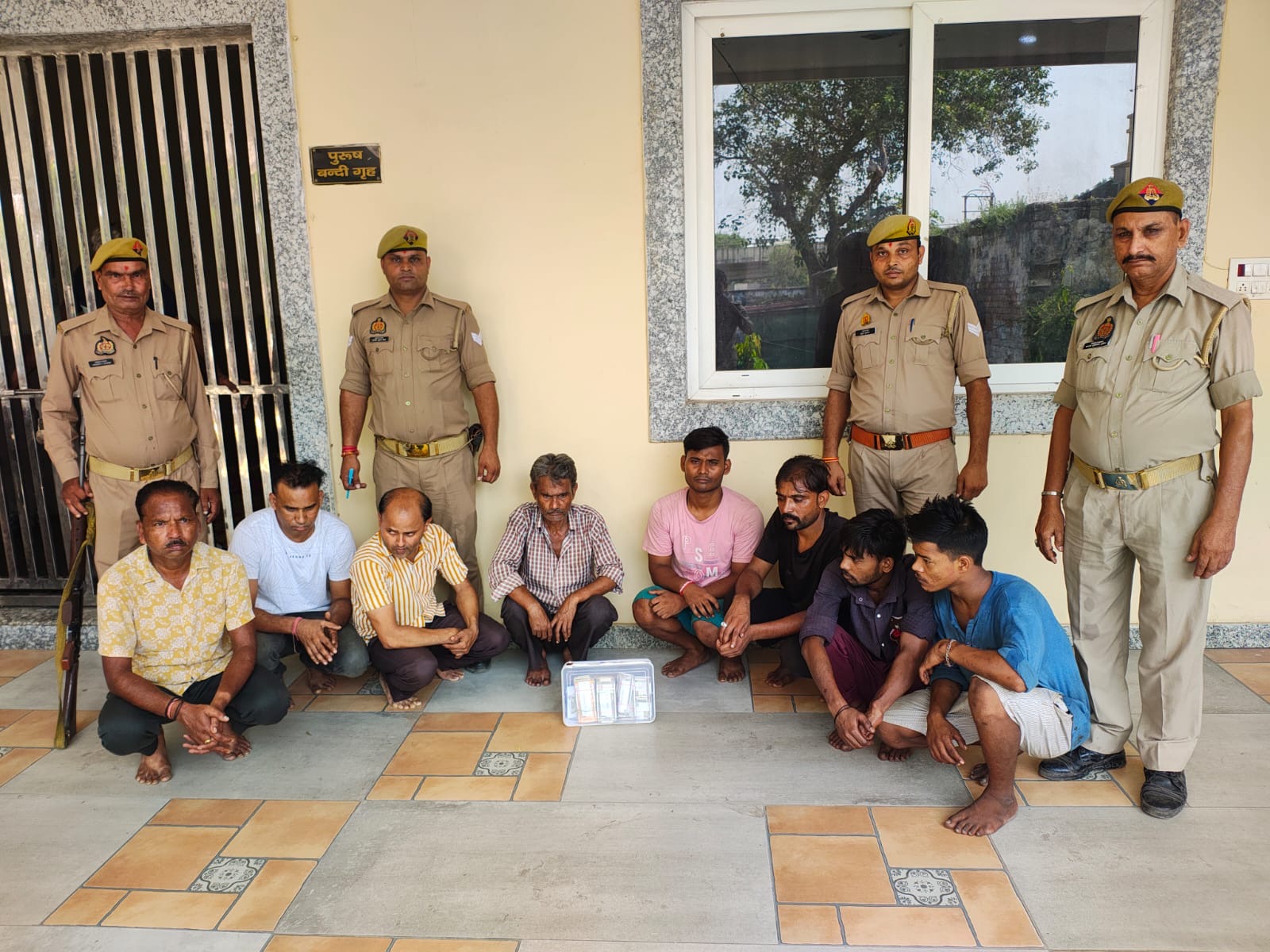 गंगापुर में सट्टे के अड्डे पर छापा मारते हुए पुलिस, मौके से बरामद नकदी और सामान के साथ पकड़े गए आरोपी।