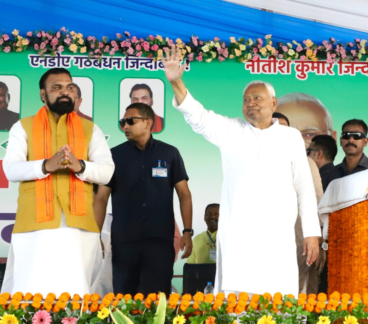लोगों का अभिवादन करते मुख्यमंत्री
