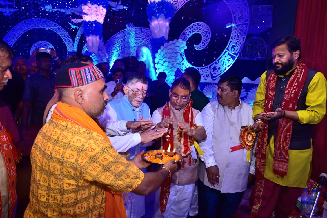 राज्यपाल पंडाल का उद्घाटन करते हुए