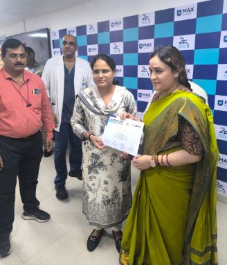 कार्यक्रम में अपर्णा यादव का स्वागत करती फार्मासिस्ट