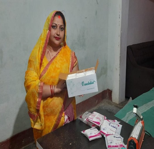 भदोही की नीलम गुप्ता, जो सैनिटरी पैड उद्यम से लिख रही स्वावलंबन की कहानी