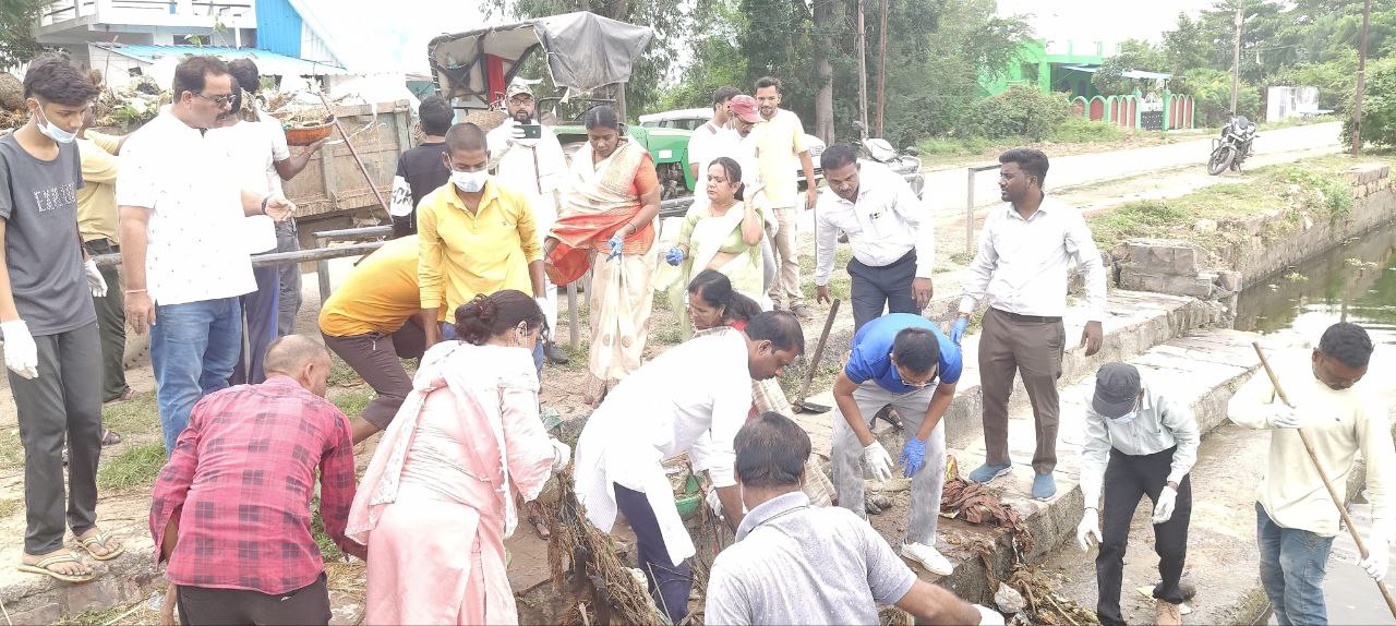 दमोह-विधायक,कलेक्टर अधिकारियों ने थामीं झाडू दमोह नगर में सफाई अभियान