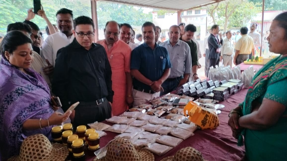 प्रदर्शनी का अवलोकन कर डिजिटल भुगतान करती सांसद