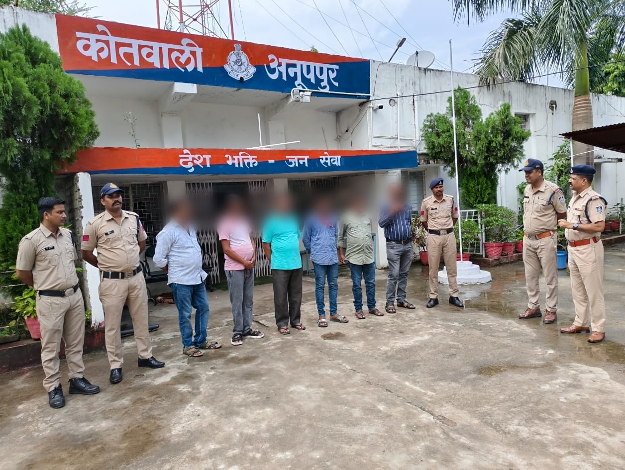 सूचीबद्ध निगरानी एवं गुण्डा बदमाशो की परेड कराती पुलिस