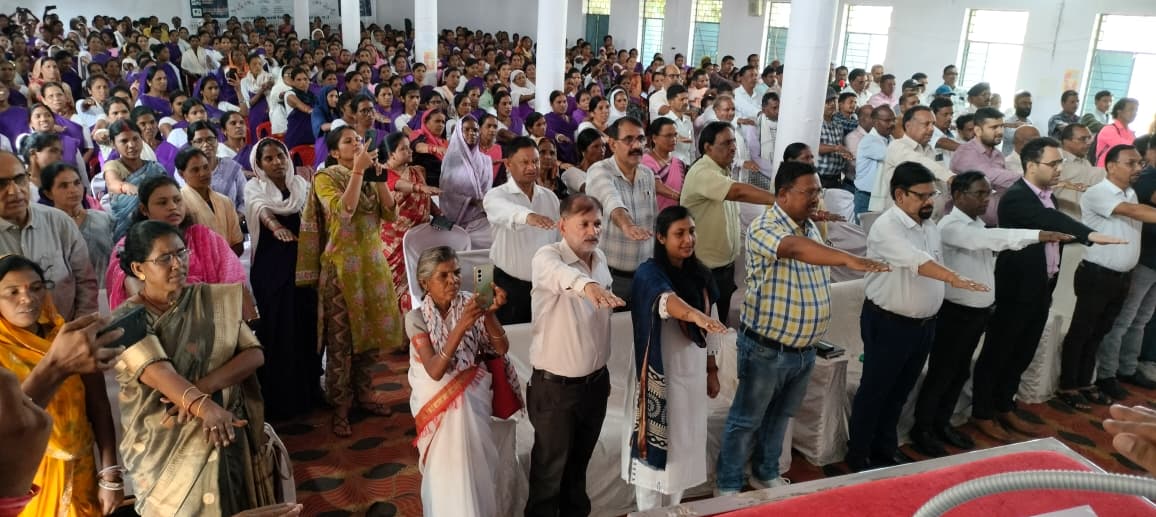 शपथ लेते लाेग