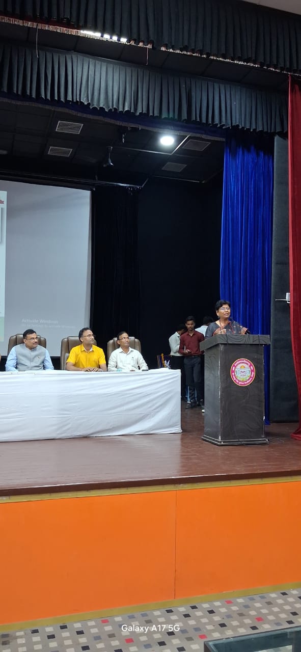 कार्यक्रम को संबोधित करते हुए कुलपति प्रो वंदना सिंह