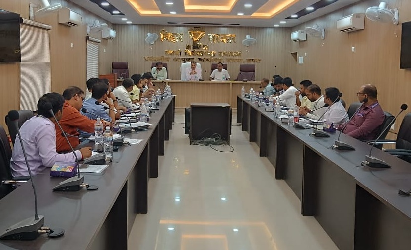 सारण शिक्षक निर्वाचन क्षेत्र चुनाव: निर्वाचक सूची की तैयारी को लेकर प्रमंडलीय आयुक्त राजीव रौशन ने की बैठक