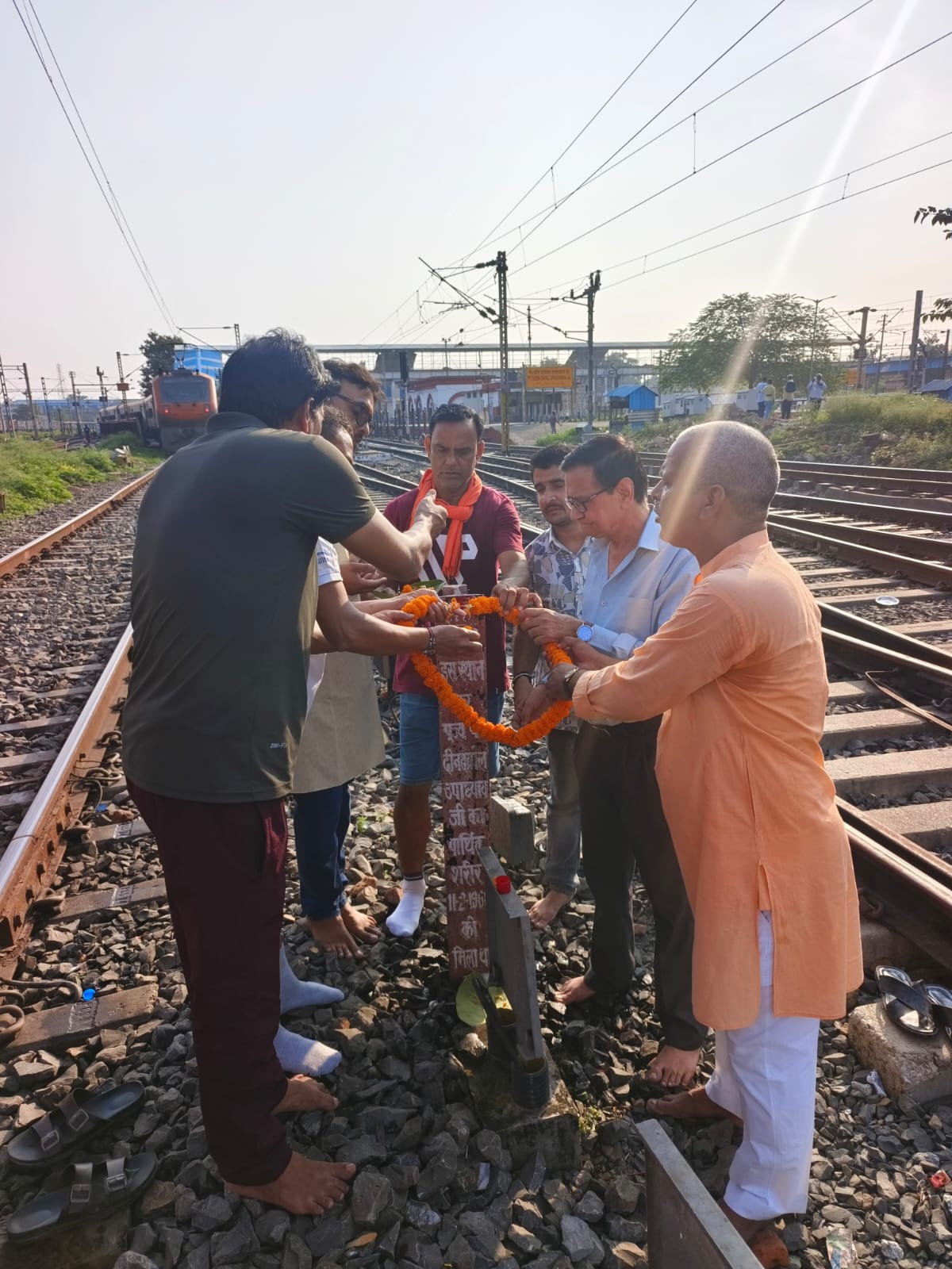 मुगलसराय में उस स्थल पर श्रद्धांजलि देते लोग, जहां मिला था पडित जी का शव
