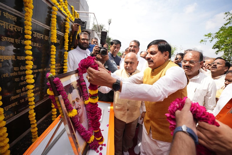 मुख्यमंत्री डॉ. मोहन यादव ने पंडित दीनदयाल उपाध्याय की जयंती पर उनकी प्रतिमा पर किया माल्यार्पण