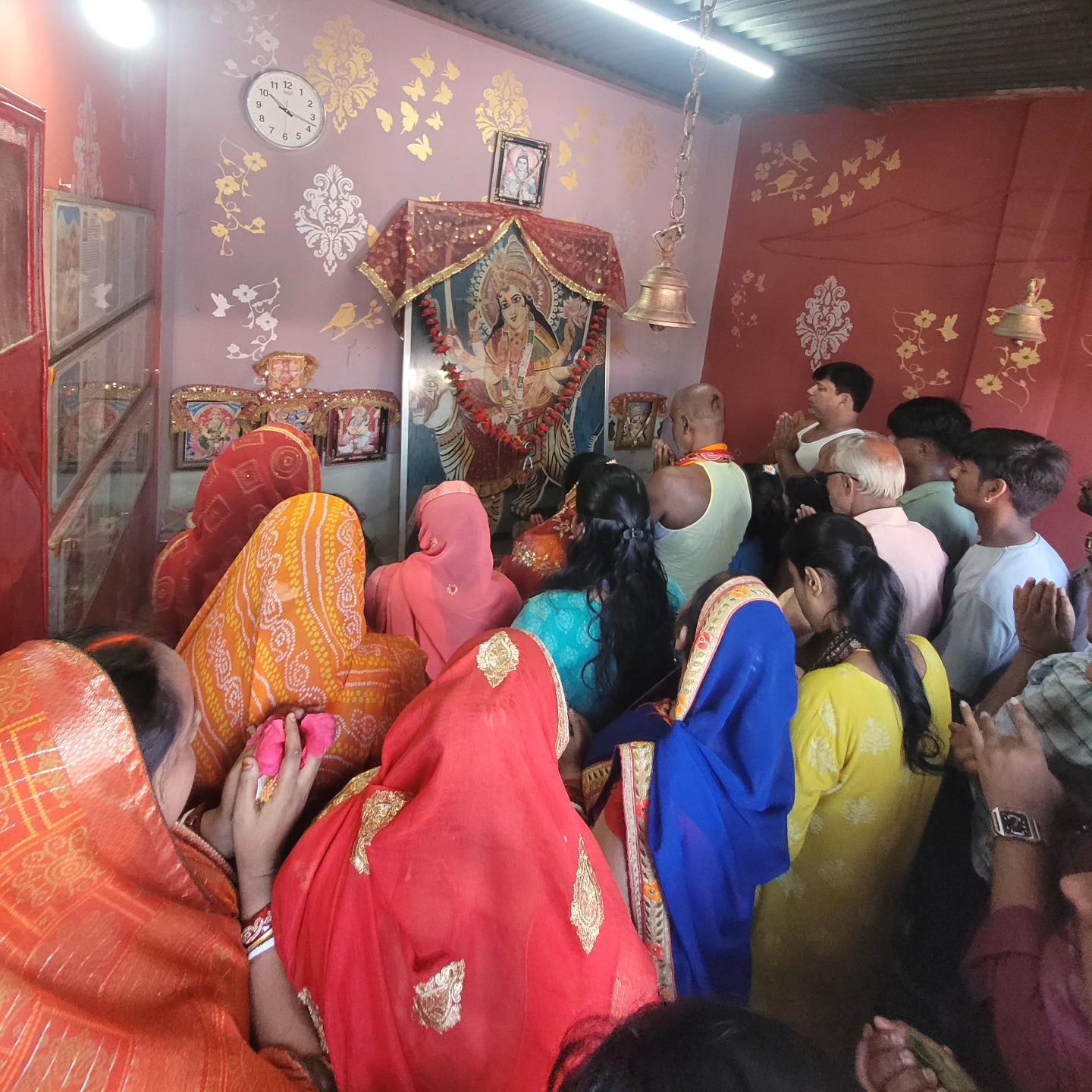 नवरात्रि के चौथे दिन फारबिसगंज में हुई माँ कूष्माण्डा की पूजा, भक्तों की उमड़ी भीड़