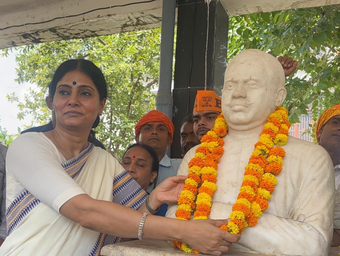 शहीदों की प्रतिमाओं की सफाई कर माल्यार्पण करती राज्य मंत्री अनुप्रिया पटेल