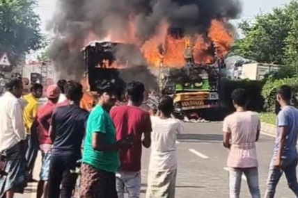 दुर्घटना के बाद ट्रकों में लगी आग