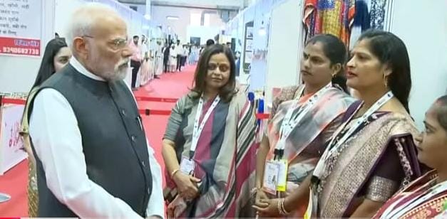 प्रधानमंत्री मोदी जी विदुर ब्रांड के स्टाल पर महिला उद्यमियों से बात करते हुए