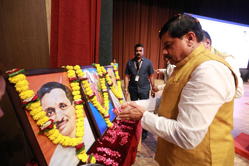 मुख्यमंत्री डॉ. मोहन यादव ने माँ भारती, महात्मा गांधी और पं. दीनदयाल उपाध्याय के चित्र पर माल्यार्पण किया
