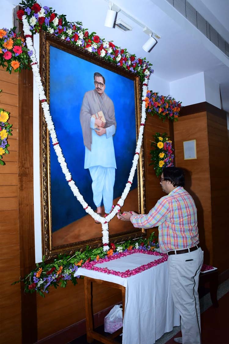 पंडित दीन दयाल उपाध्याय के तैल चित्र पर श्रद्धा सुमन अर्प‍ित करते हुए