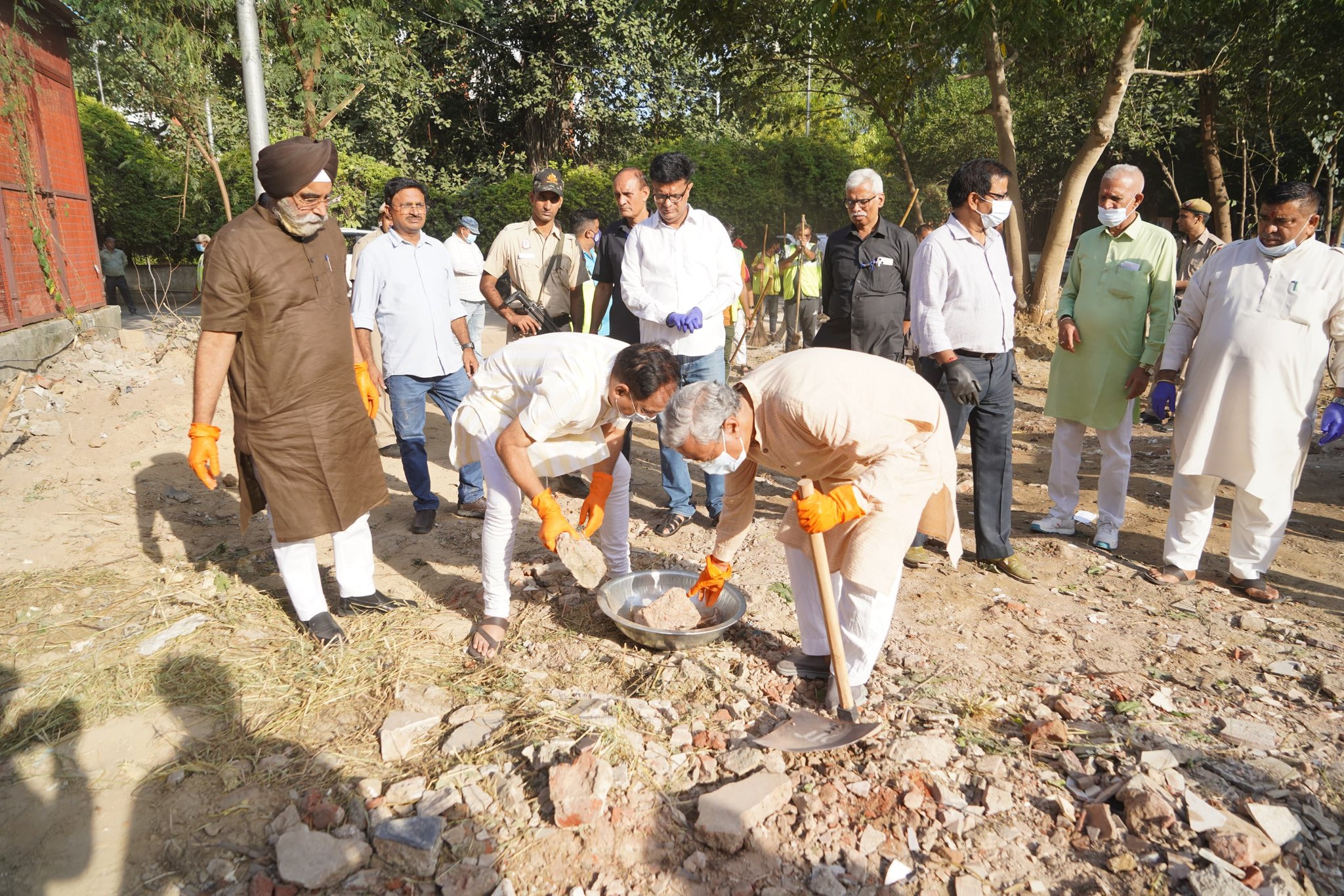 स्वच्छता अभियान में दिल्ली प्रदेश अध्यक्ष वीरेंद्र सचदेवा और महापौर राजा इकबाल सिंह।