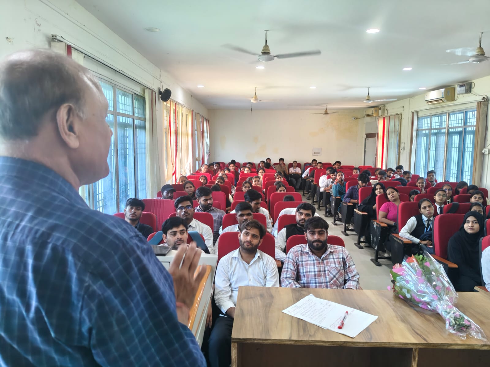 पंडित दीन दयाल उपाध्याय की जयंती पर छात्र छात्राएं को संबोधित करते हुए पूर्व प्राचार्य सतेंद्र सिंह पंडित दीन दयाल उपाध्याय की जयंती पर छात्र छात्राएं को संबोधित करते हुए पूर्व प्राचार्य सतेंद्र सिंह