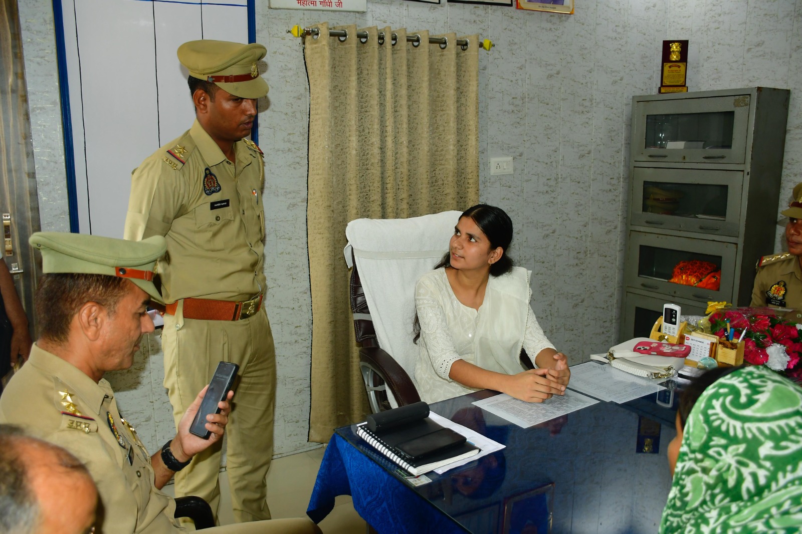 शिकायत सुनती एक दिन की थाना प्रभारी प्रिंसी