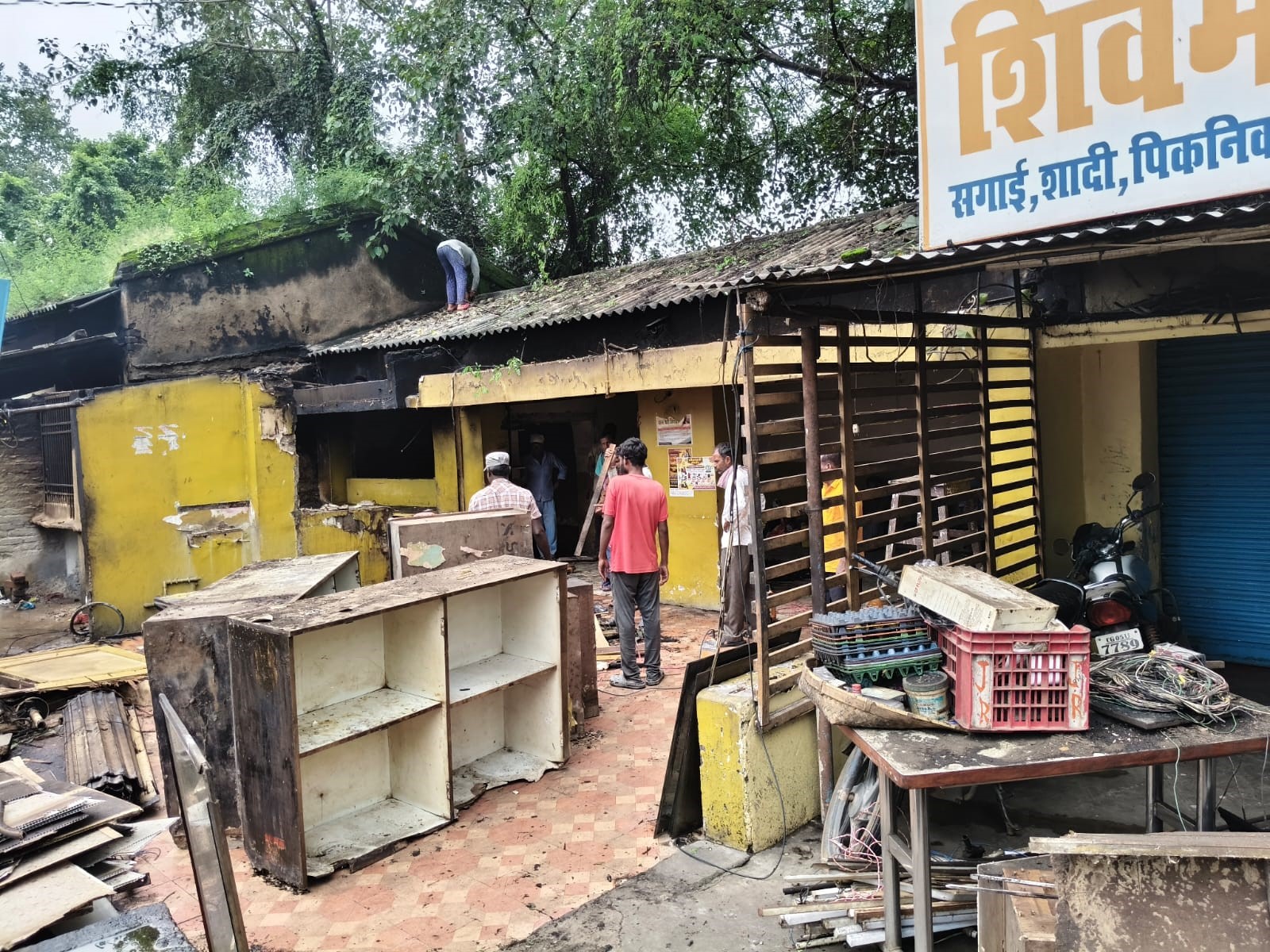 बस स्टैंड में अतिरिक्त कब्जा हटाते हुए निगम के अधिकारी-कर्मचारी।