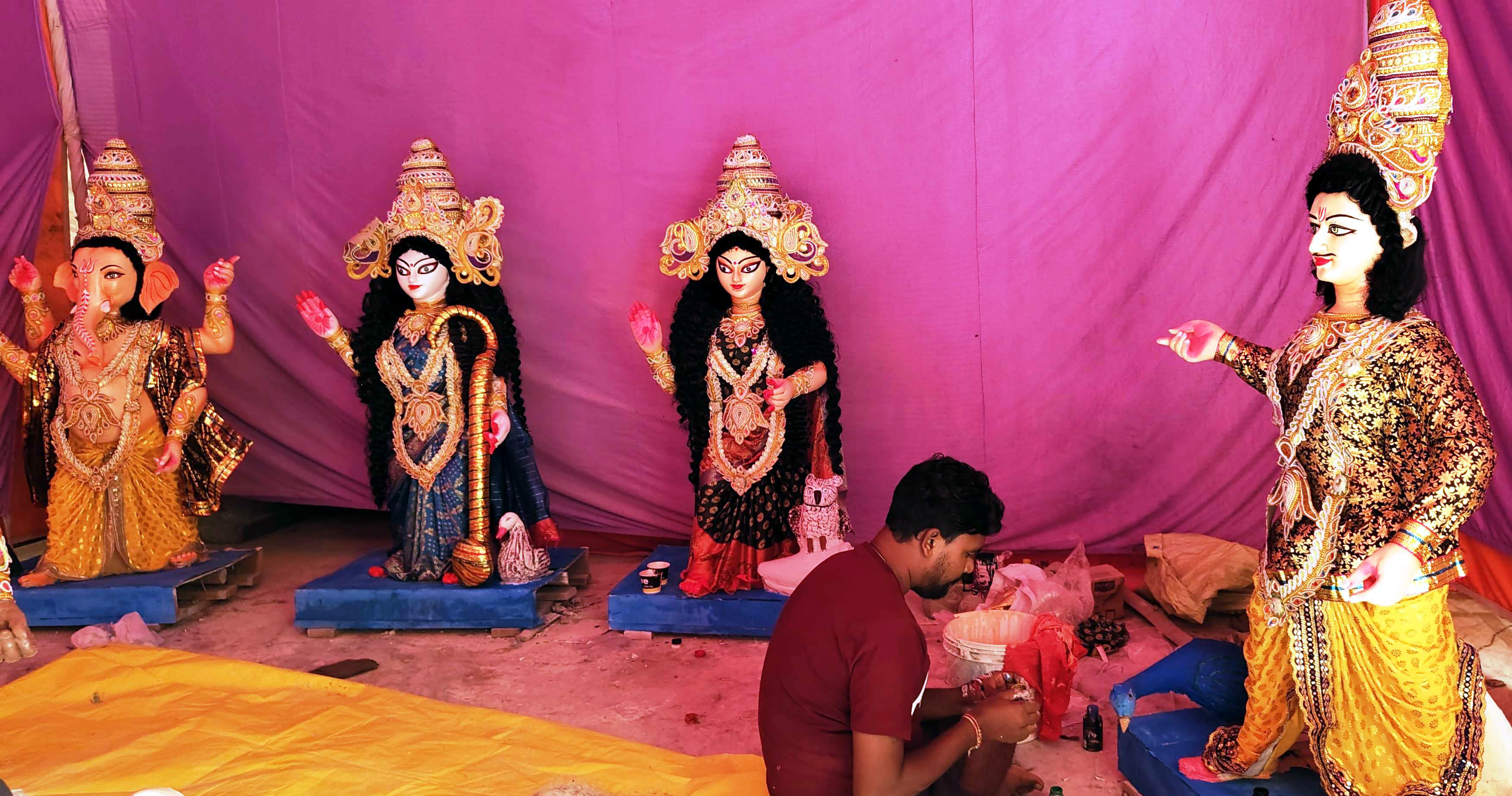 मूर्तियों को अंतिम रूप देते कलाकार।