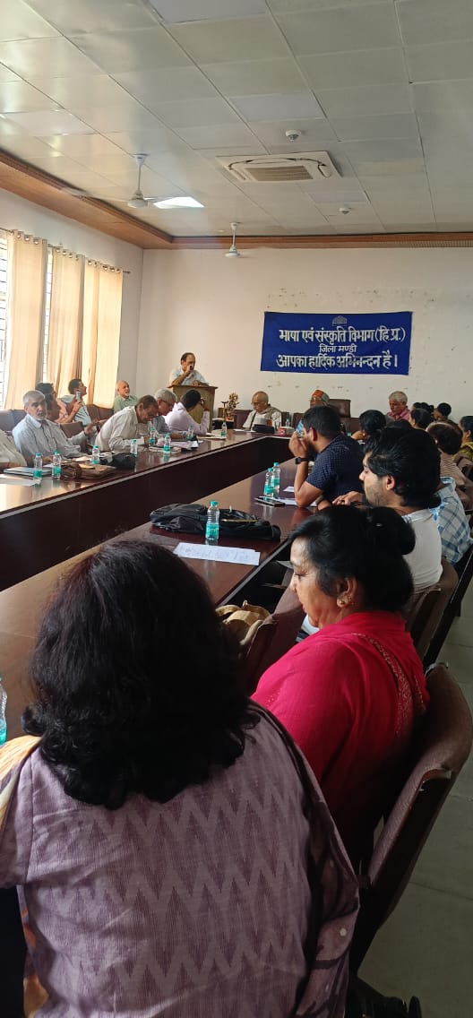 भाषा विभाग द्वारा आयोजित कवि गोष्ठी में मौजूद साहित्यकार।