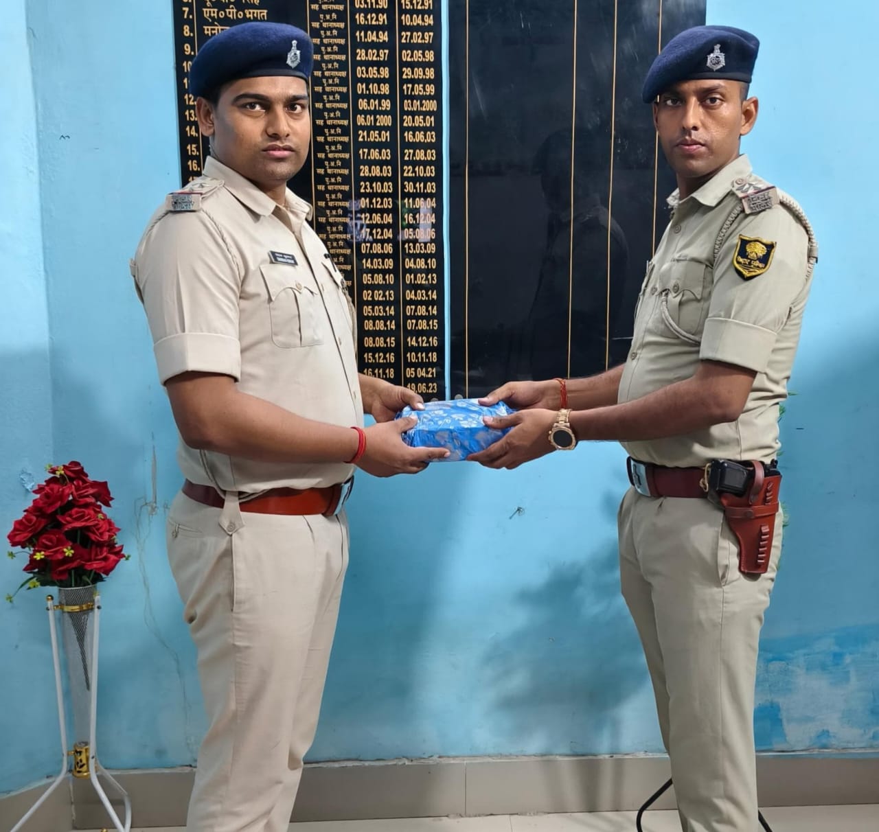 राशि सुपुर्द करते हुए कोढ़ा पुलिस
