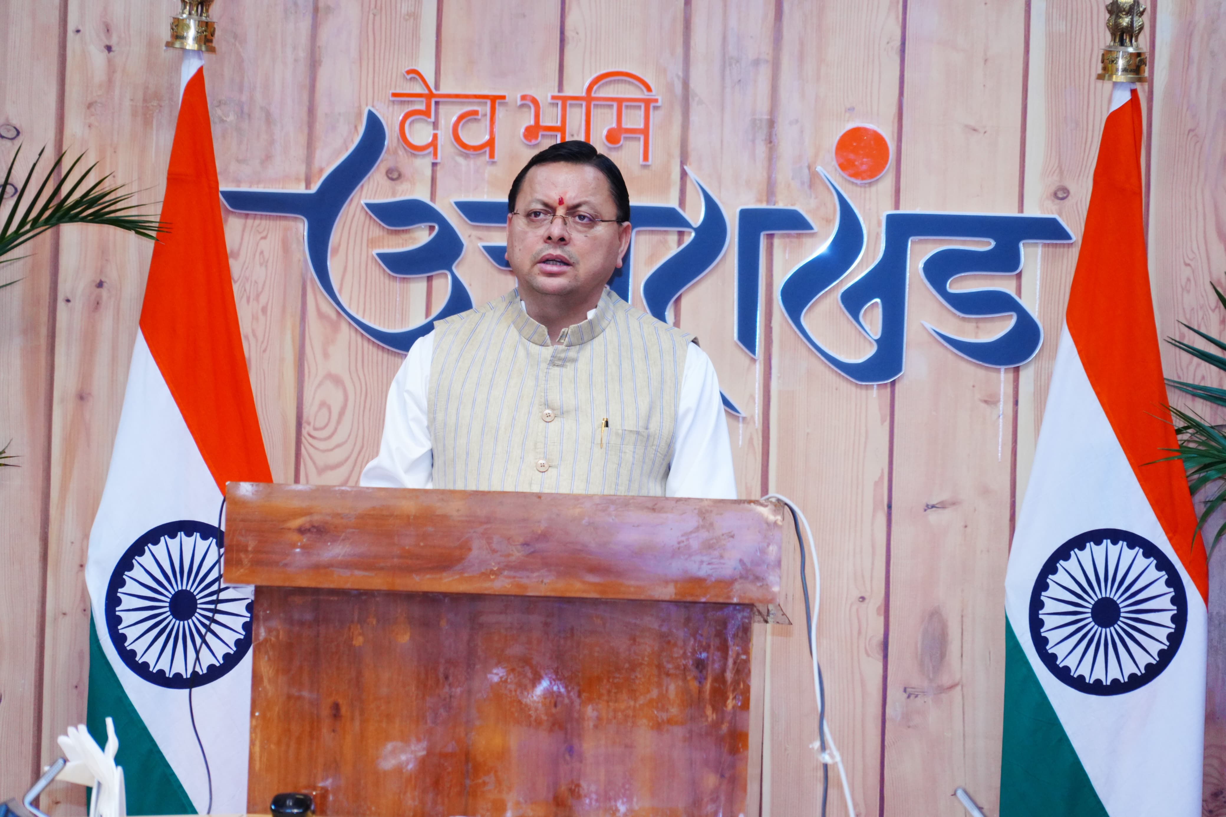 मुख्यमंत्री  उधम सिंह नगर जिले के मोटर मार्ग के पुनर्निर्माण कार्यों का वर्चुअल ग्रुप से शिलान्यास करते।