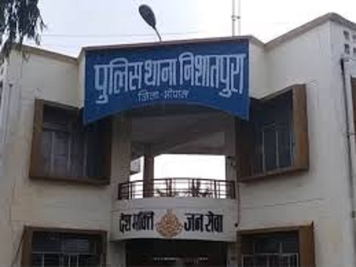 मासूम के साथ छत पर टहल रही महिला चौथी मंजिल से नीचे गिरी