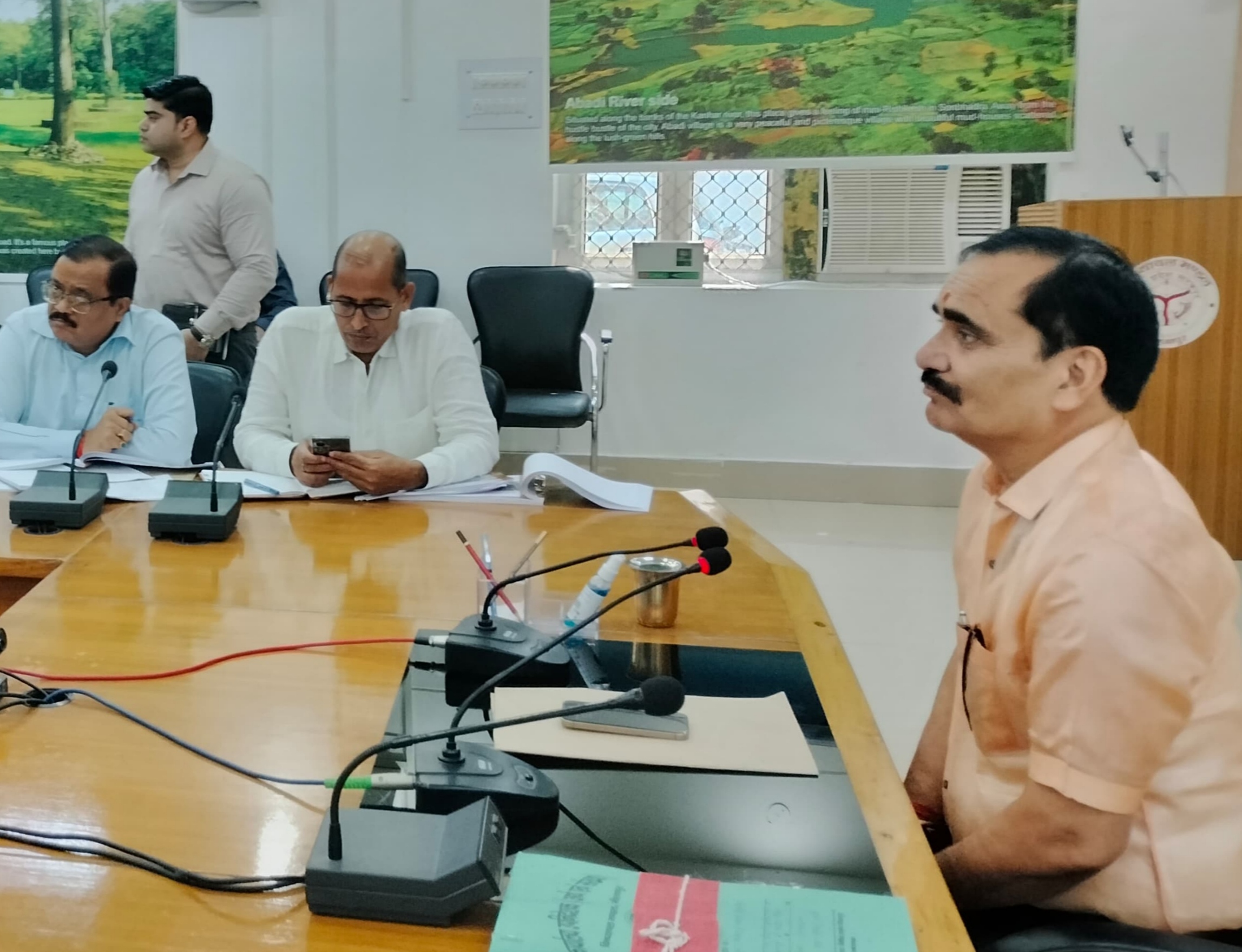 आयुक्त कार्यालय सभागार में निर्माणाधीन परियोजनाओं की समीक्षा करते मण्डलायुक्त विन्ध्याचल मण्डल बालकृष्ण त्रिपाठी