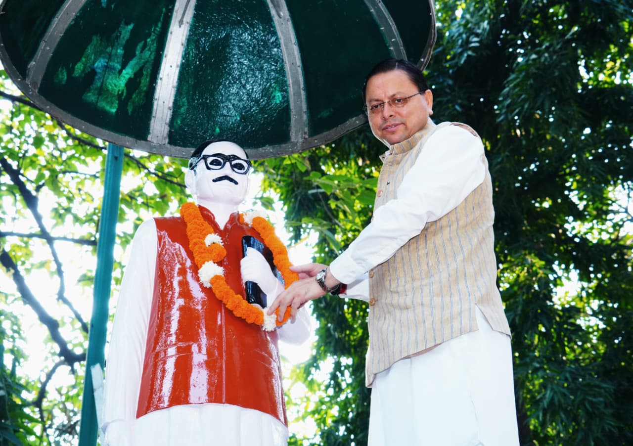 मुख्यमंत्री  धामी पंडित दीनदयाल उपाध्याय की मुख्यमंत्री पुष्कर सिंह धामी दीनदयाल पार्क स्थित जयंती के अवसर पर उनकी प्रतिमा पर माल्यार्पण करते।