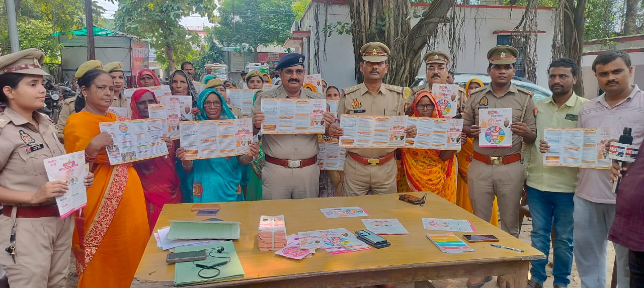 कार्यक्रम मे शामिल महिलाएं,व  पुलिस अफ़सर