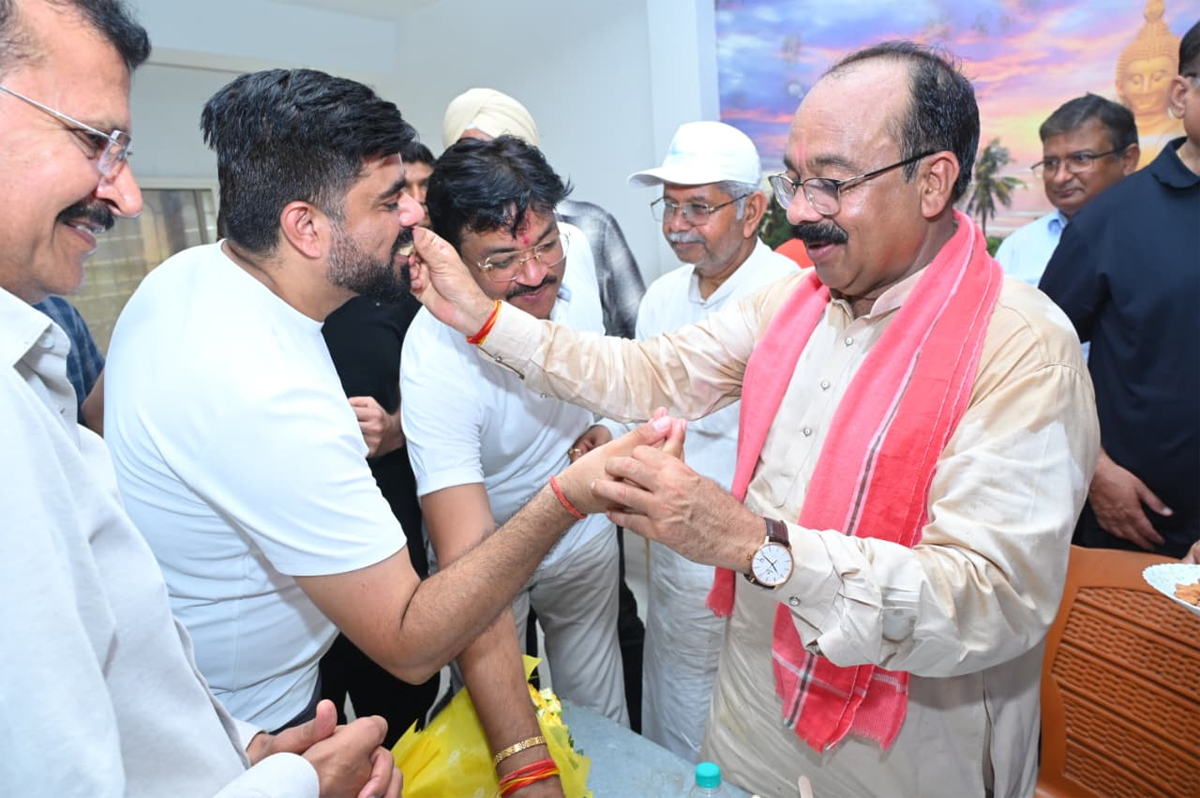 उप मुख्यमंत्री अरुण साव ने जीएसटी बचत उत्सव पर व्यापारियों काे मिठाई खिलाते